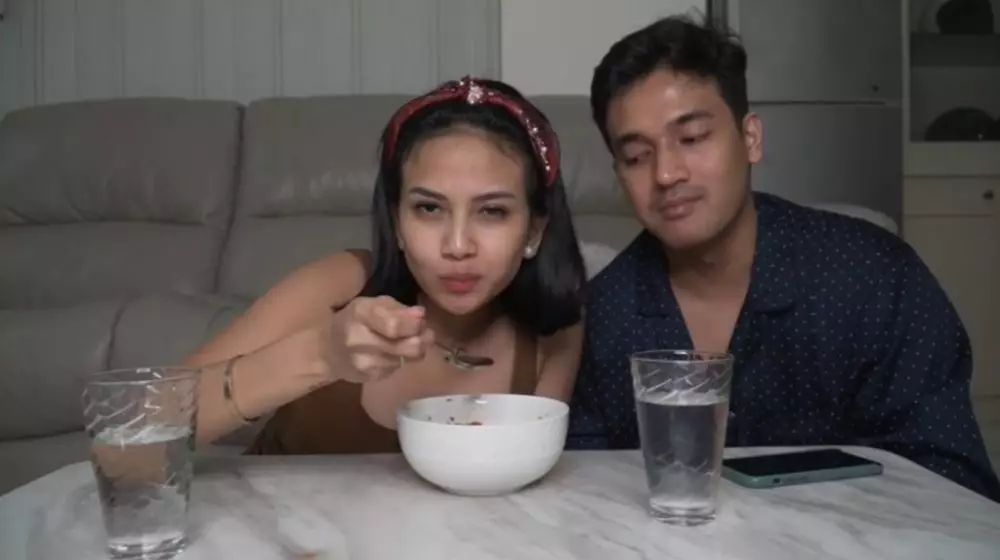 cara Vanessa Angel menata dapur Berbagai sumber 