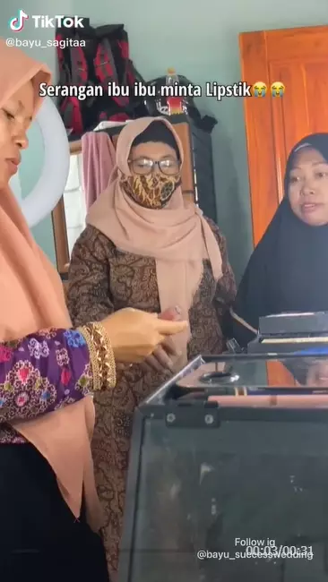 Viral aksi ibu-ibu minta lipstik di acara nikahan TikTok