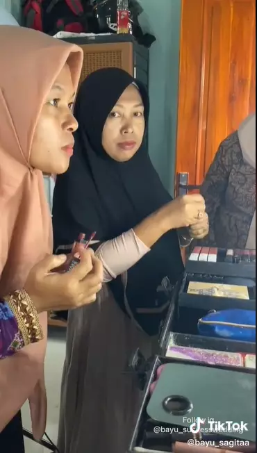 Viral aksi ibu-ibu minta lipstik di acara nikahan TikTok
