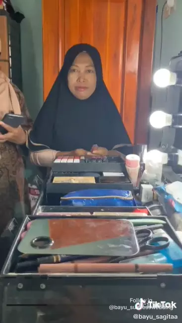 Viral aksi ibu-ibu minta lipstik di acara nikahan TikTok
