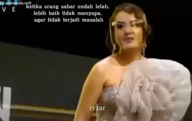 Momen Amanda Manopo cuek terhadap Arya Saloka saat Indonesian TV Awards © berbagai sumber Momen Amanda Manopo cuek terhadap Arya Saloka saat Indonesian TV Awards © berbagai sumber