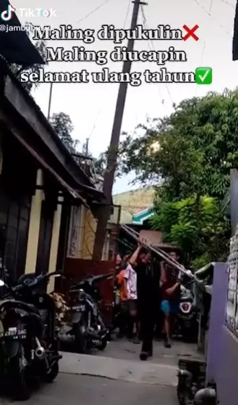 Ketahuan maling besi © TikTok/@jambubusuk_