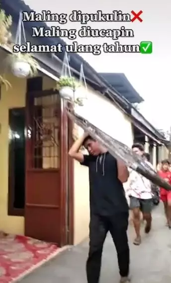 Ketahuan maling besi © TikTok/@jambubusuk_