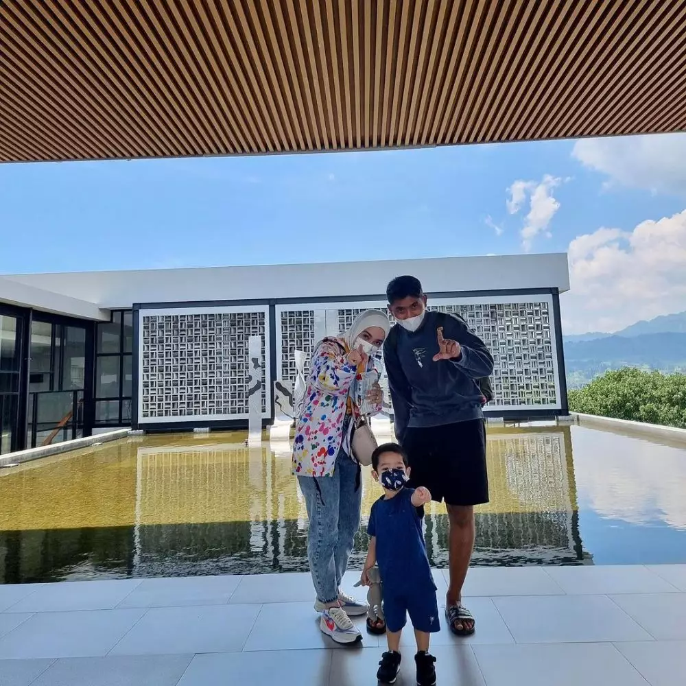 Arya Saloka dapat penghargaan © Instagram/@putriannesaloka Arya Saloka dapat penghargaan © Instagram/@putriannesaloka