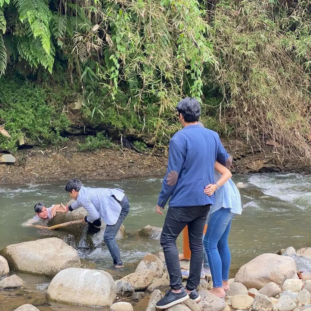 Cinta Brian hanyut di sungai berbagai sumber Cinta Brian hanyut di sungai berbagai sumber
