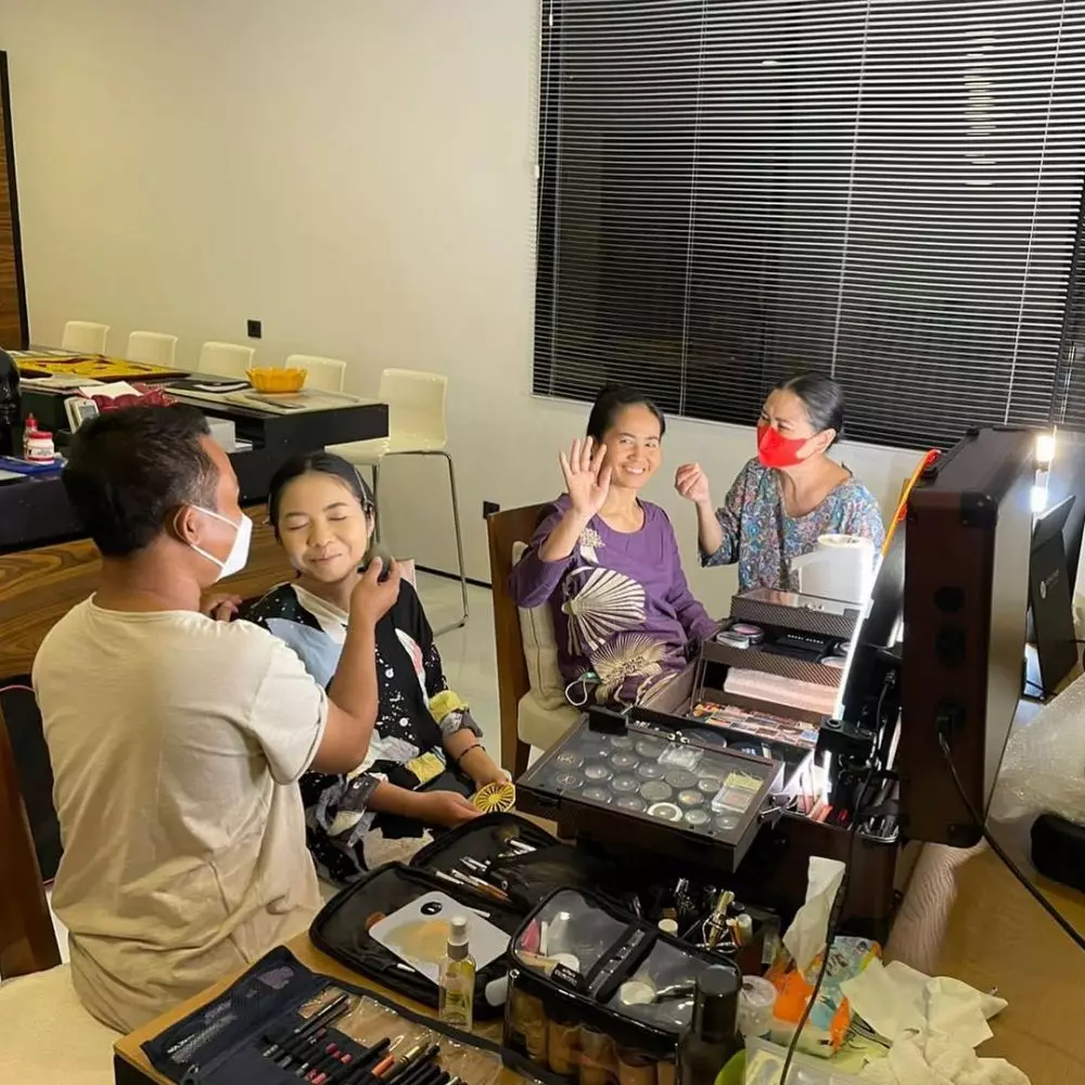 momen titi dj rias wajah asisten © instagram