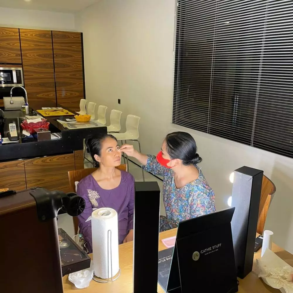 momen titi dj rias wajah asisten © instagram