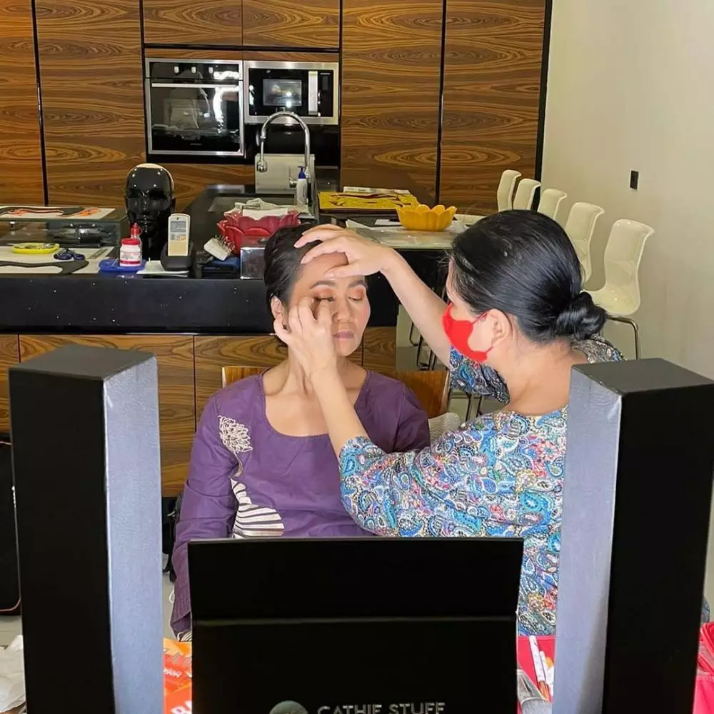 momen titi dj rias wajah asisten © instagram