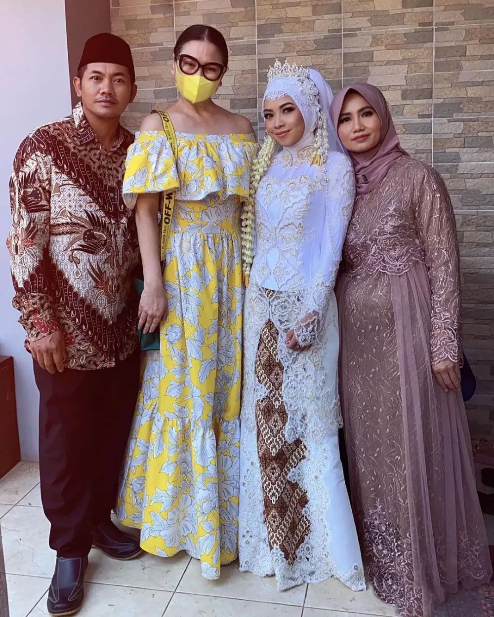 momen titi dj rias wajah asisten © instagram