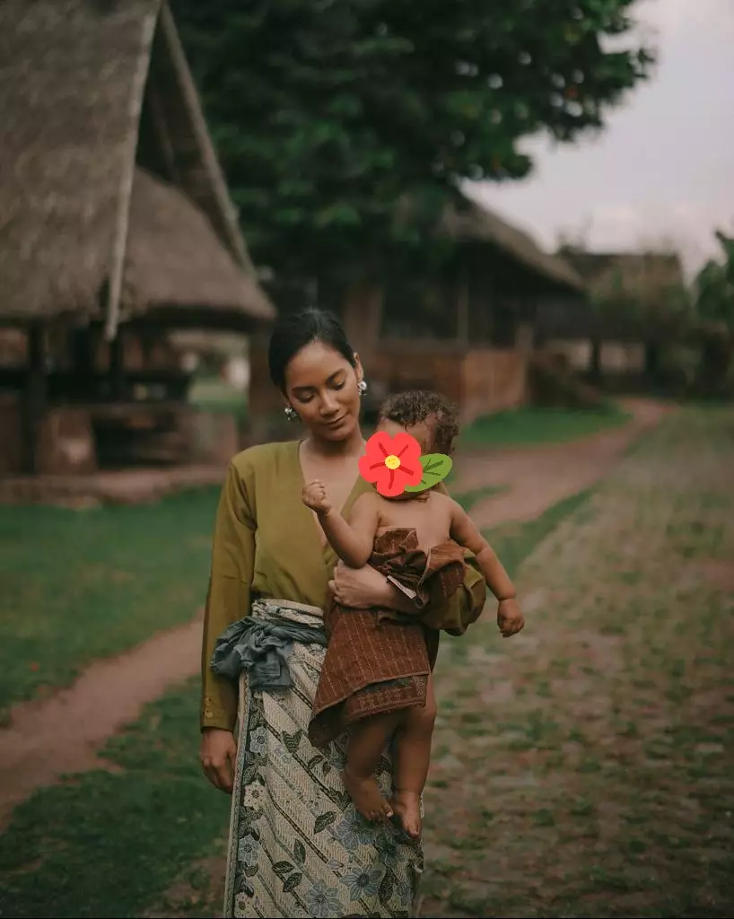 Gaya Tara Basro saat pakai kebaya © 2021 brilio.net Gaya Tara Basro saat pakai kebaya © 2021 brilio.net