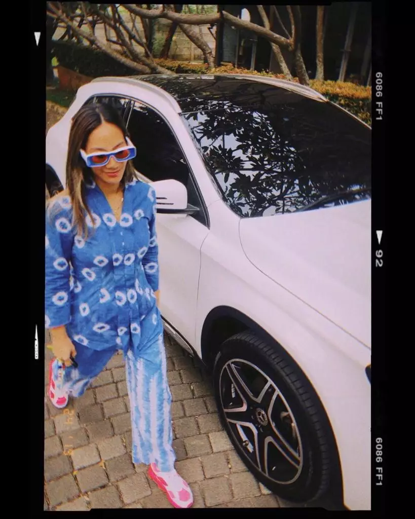 Gaya Tara Basro saat pakai kebaya © 2021 brilio.net Gaya Tara Basro saat pakai kebaya © 2021 brilio.net