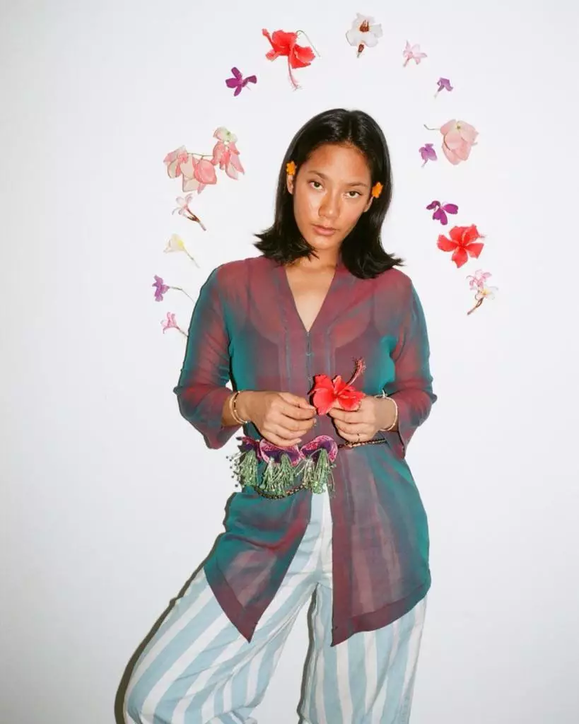 Gaya Tara Basro saat pakai kebaya © 2021 brilio.net Gaya Tara Basro saat pakai kebaya © 2021 brilio.net