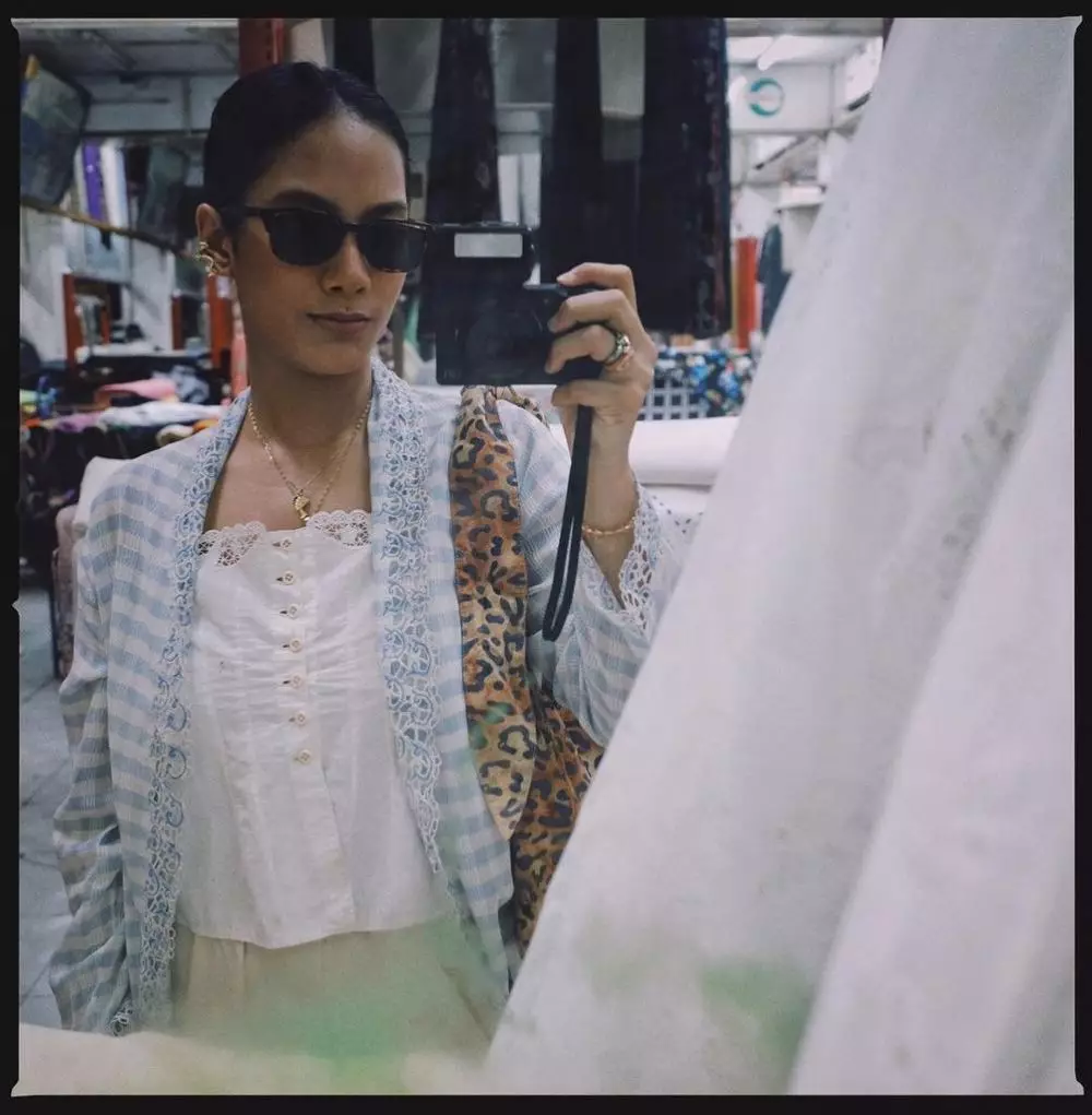 Gaya Tara Basro saat pakai kebaya © 2021 brilio.net Gaya Tara Basro saat pakai kebaya © 2021 brilio.net