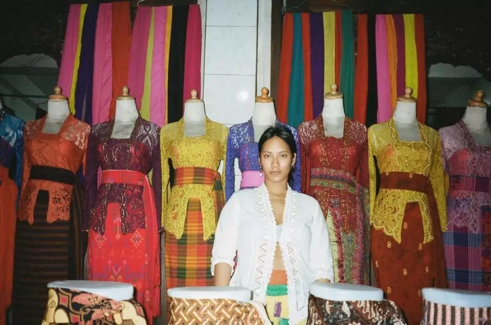 Gaya Tara Basro saat pakai kebaya © 2021 brilio.net Gaya Tara Basro saat pakai kebaya © 2021 brilio.net