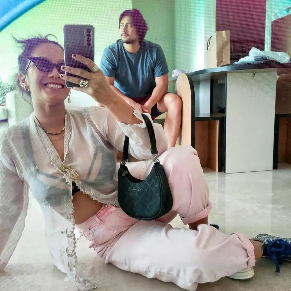 Gaya Tara Basro saat pakai kebaya © 2021 brilio.net Gaya Tara Basro saat pakai kebaya © 2021 brilio.net