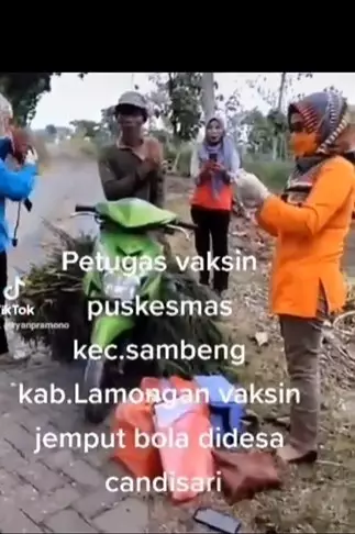 petugas di Lamongan lakukan vaksin di hutan © Instagram/@infolamongan petugas di Lamongan lakukan vaksin di hutan © Instagram/@infolamongan