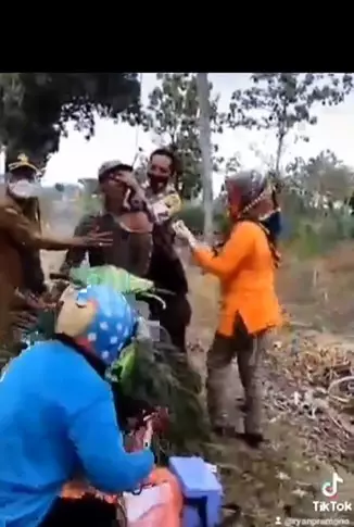 petugas di Lamongan lakukan vaksin di hutan © Instagram/@infolamongan petugas di Lamongan lakukan vaksin di hutan © Instagram/@infolamongan