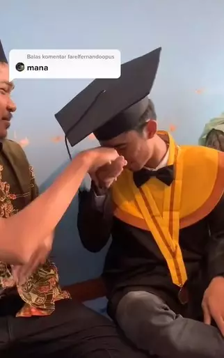 Aksi pria rela cosplay jadi orang tua © TikTok/@iqbalzulfahmi_