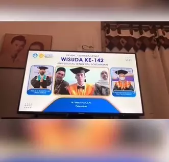 Aksi pria rela cosplay jadi orang tua © TikTok/@iqbalzulfahmi_