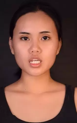 Aksi wanita makeup ala boneka Squid Game © TikTok/@ur_fujicko