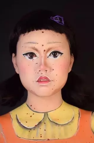 Aksi wanita makeup ala boneka Squid Game © TikTok/@ur_fujicko