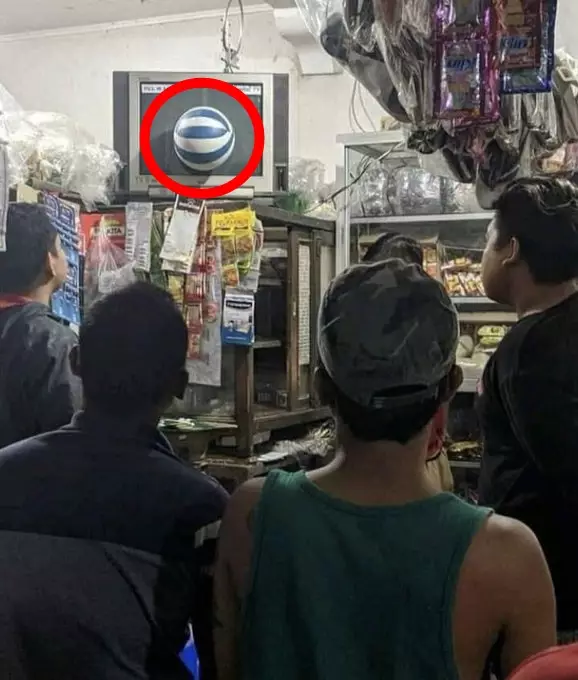 bapak-bapak pada kumpul untuk alasan absurd © 2021 instagram.com