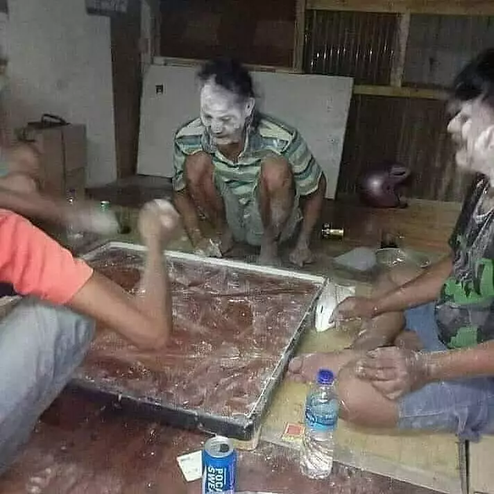 bapak-bapak pada kumpul untuk alasan absurd © 2021 instagram.com