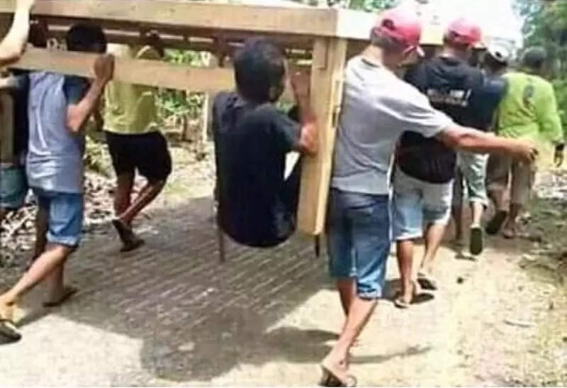 bapak-bapak pada kumpul untuk alasan absurd © 2021 instagram.com