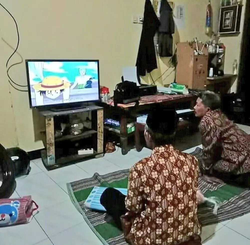bapak-bapak pada kumpul untuk alasan absurd © 2021 instagram.com