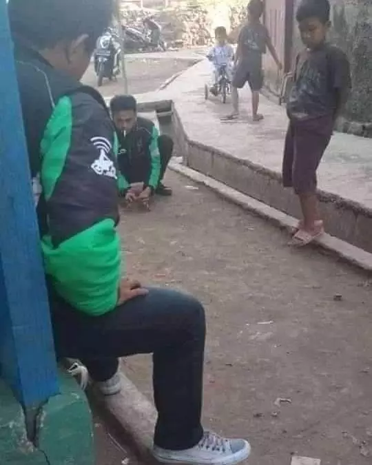 bapak-bapak pada kumpul untuk alasan absurd © 2021 instagram.com