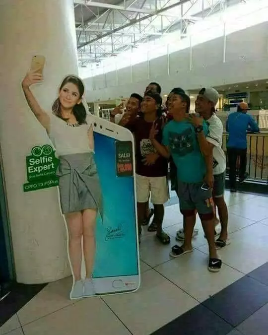 bapak-bapak pada kumpul untuk alasan absurd © 2021 instagram.com