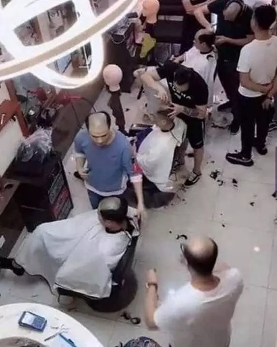 bapak-bapak pada kumpul untuk alasan absurd © 2021 instagram.com