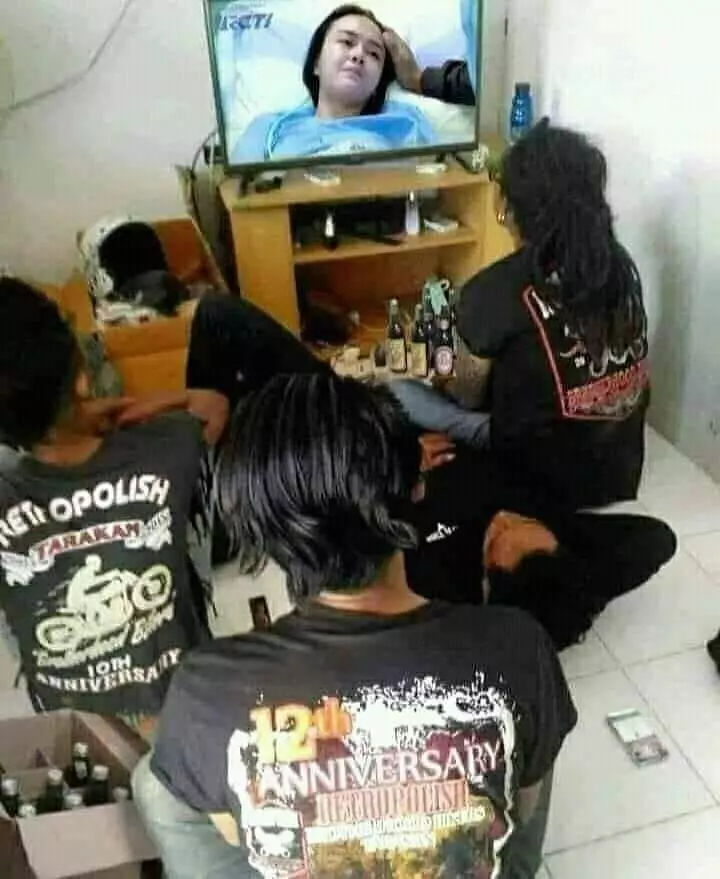 bapak-bapak pada kumpul untuk alasan absurd © 2021 instagram.com