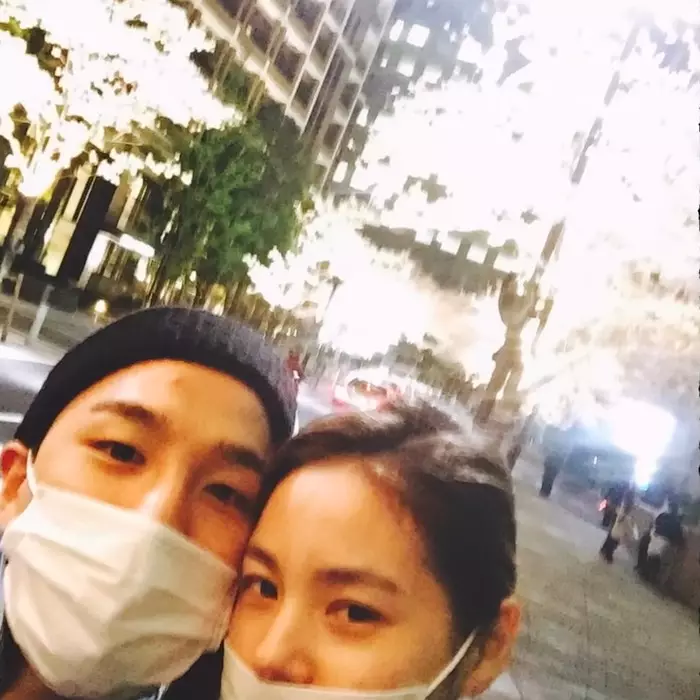 Potret romantis Taeyang dan Min Hyo-rin dari berbagai sumber