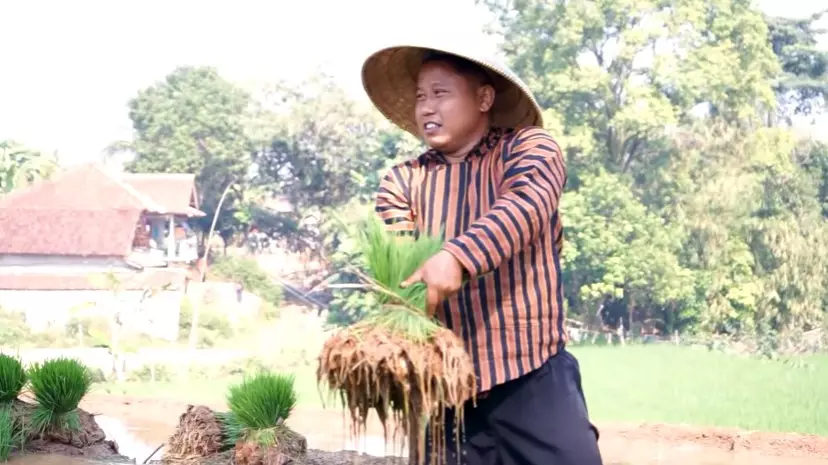potret Narji saat di sawah YouTube/Abang Narji