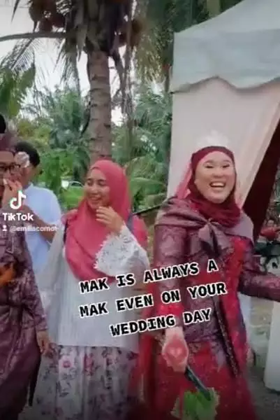 Perempuan dimarahin emak di acara resepsi pernikahan Instagram