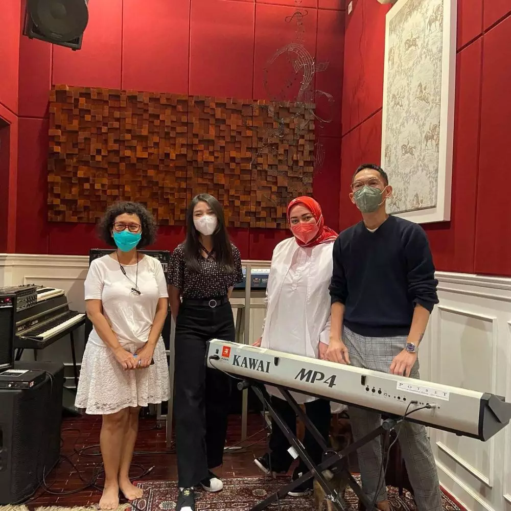 Seleb wanita jadi produser musik © 2021 brilio.net