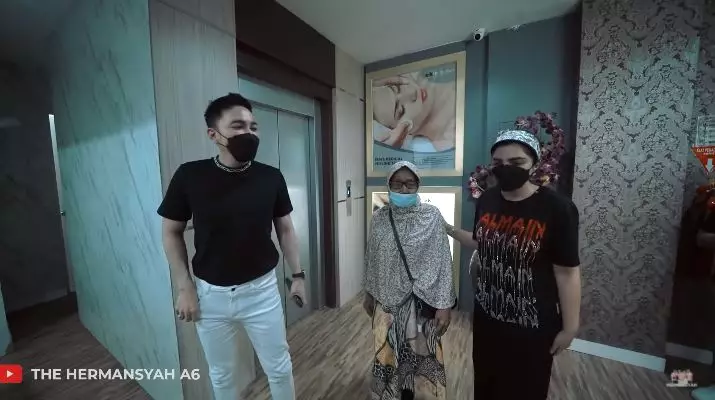 ashanty ajak seorang nenek perawatan wajah © YouTube ashanty ajak seorang nenek perawatan wajah © YouTube