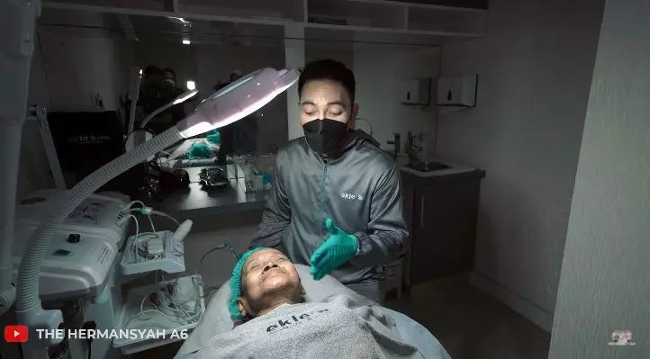 ashanty ajak seorang nenek perawatan wajah © YouTube ashanty ajak seorang nenek perawatan wajah © YouTube