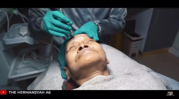 ashanty ajak seorang nenek perawatan wajah © YouTube ashanty ajak seorang nenek perawatan wajah © YouTube