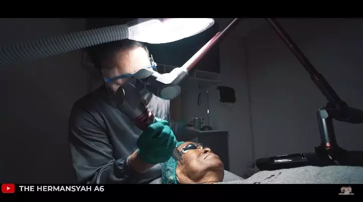 ashanty ajak seorang nenek perawatan wajah © YouTube ashanty ajak seorang nenek perawatan wajah © YouTube