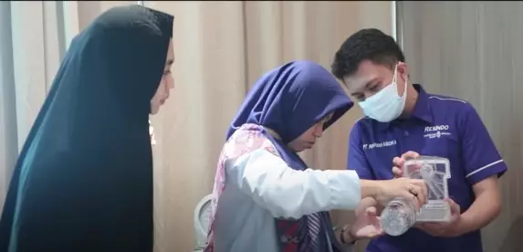 Momen Oki Setiana Dewi dampingi terapi anak © YouTube