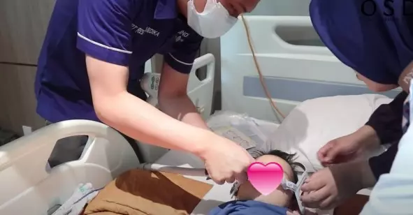 Momen Oki Setiana Dewi dampingi terapi anak © YouTube