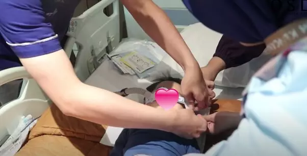 Momen Oki Setiana Dewi dampingi terapi anak © YouTube