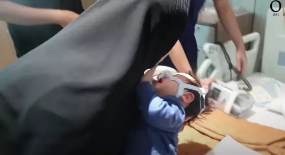 Momen Oki Setiana Dewi dampingi terapi anak © YouTube