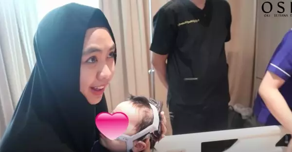 Momen Oki Setiana Dewi dampingi terapi anak © YouTube