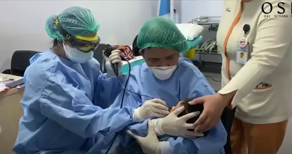 Momen Oki Setiana Dewi dampingi terapi anak © YouTube
