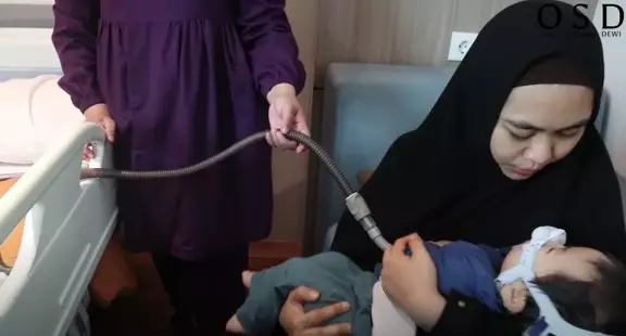 Momen Oki Setiana Dewi dampingi terapi anak © YouTube