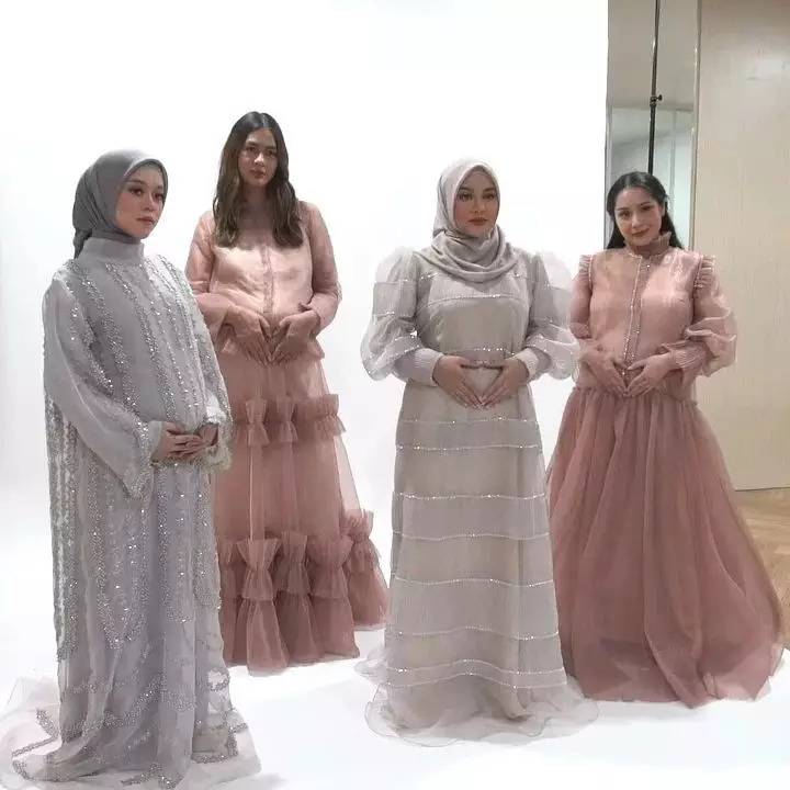 Momen pemotretan Nagita, Paula, Aurel, dan Lesty © berbagai sumber