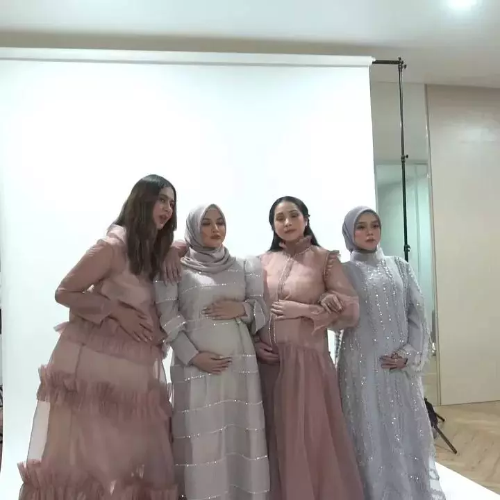 Momen pemotretan Nagita, Paula, Aurel, dan Lesty © berbagai sumber